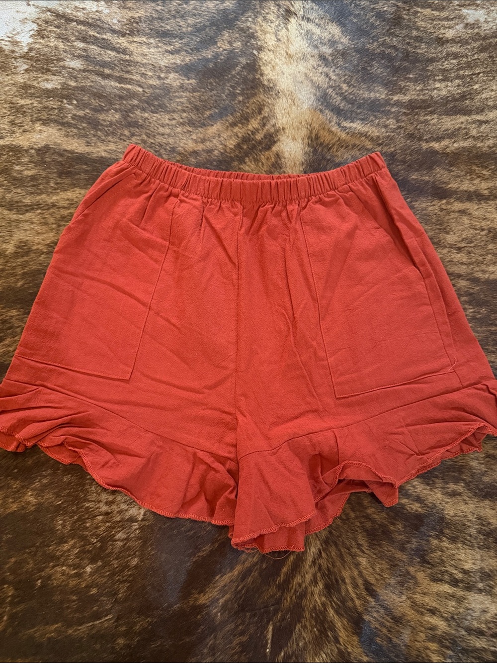 Women's Ruffle Hem Elastic Waist Shorts - Rust
